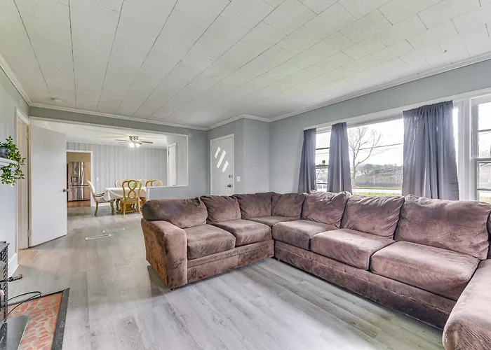 Cozy Charlotte Home With Fire Pit About 6 Mi To Uptown!