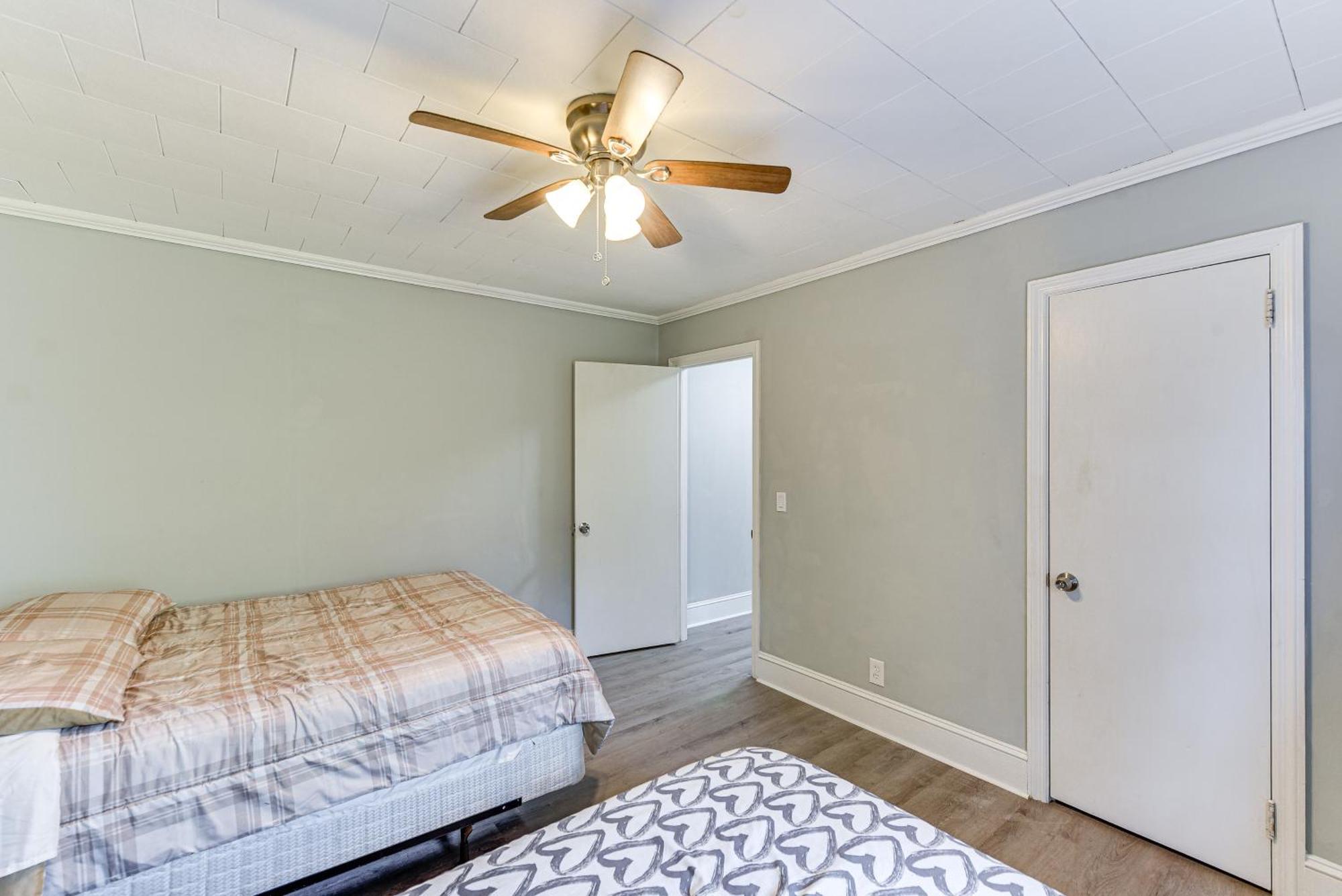 Cozy With Fire Pit About 6 Mi To Uptown! Holiday home
