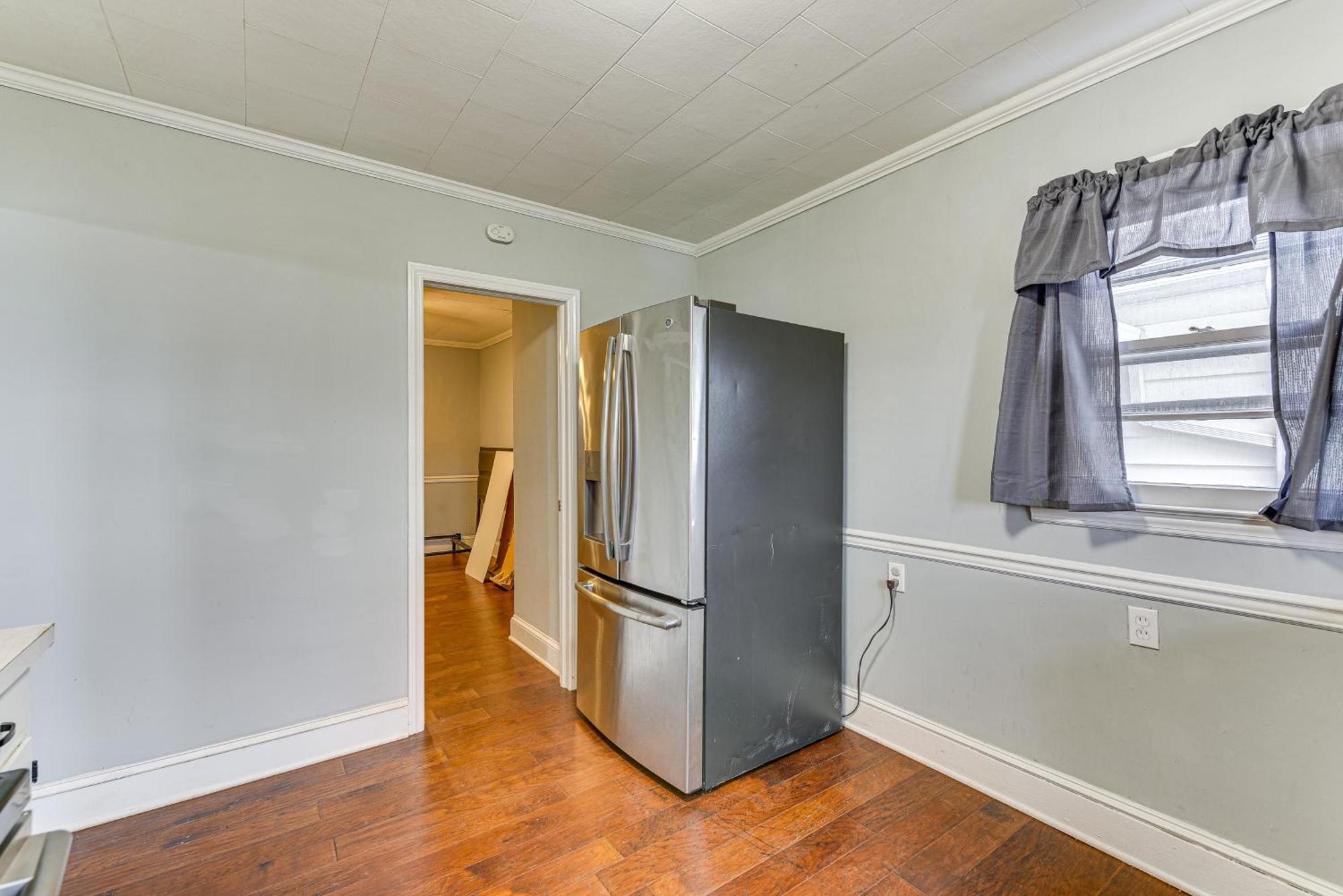 Holiday home Cozy With Fire Pit About 6 Mi To Uptown!