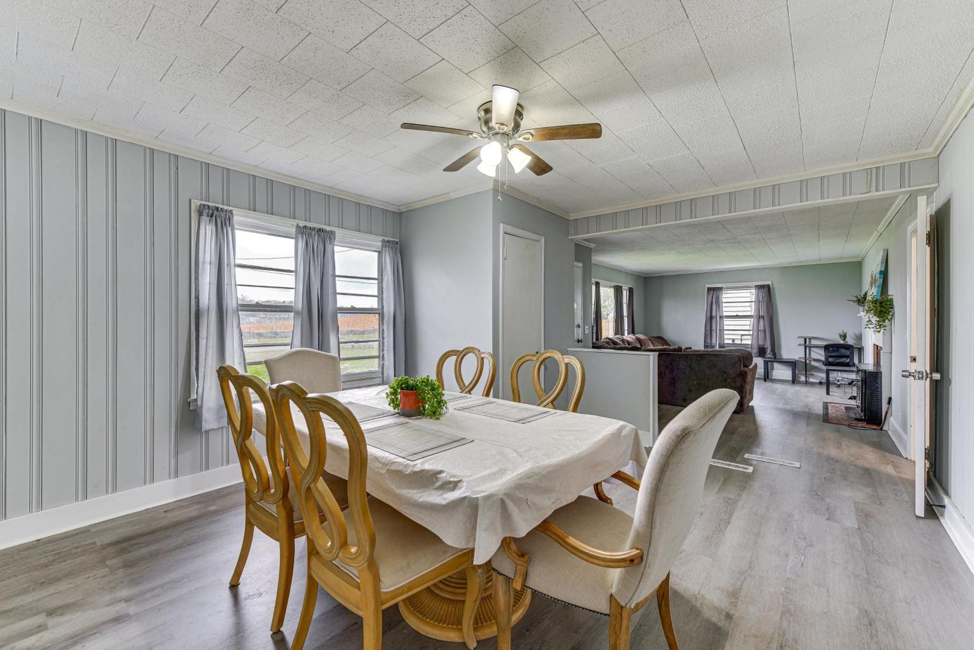 Cozy With Fire Pit About 6 Mi To Uptown! Holiday home *