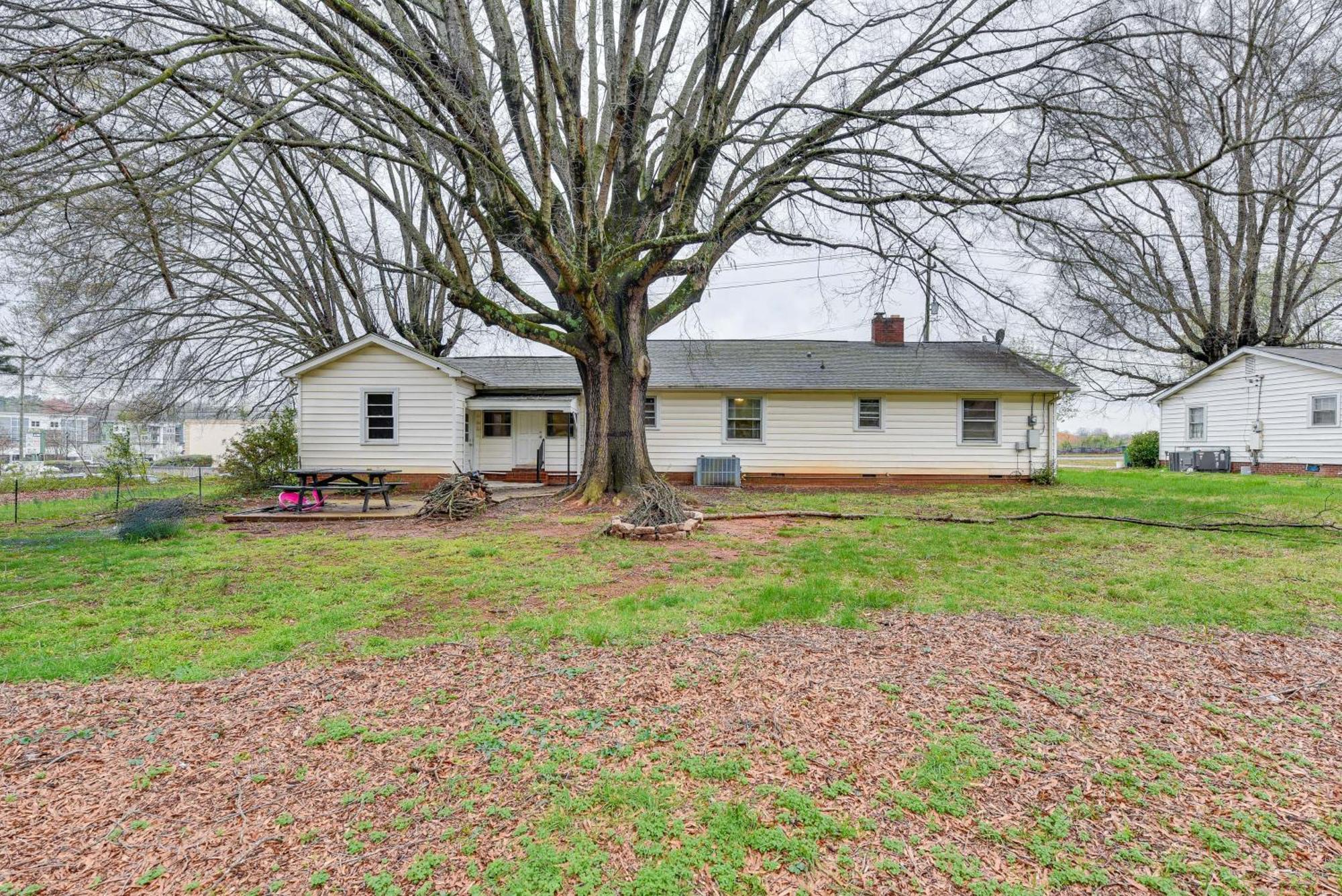 Holiday home Cozy With Fire Pit About 6 Mi To Uptown! Charlotte